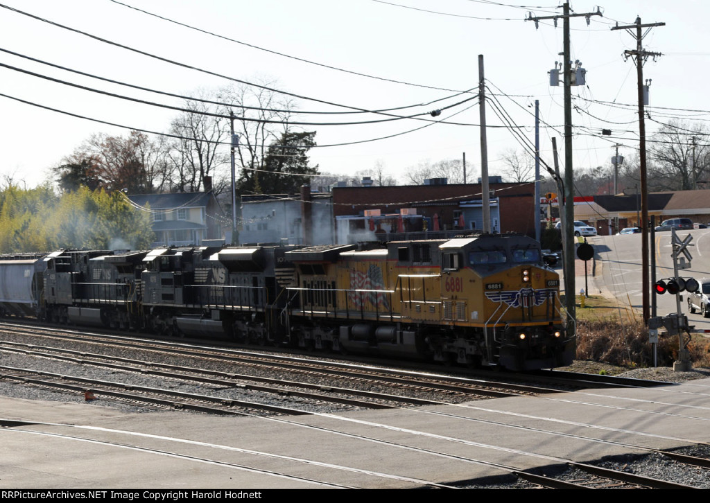 UP 6881 leads NS train 353 northbound